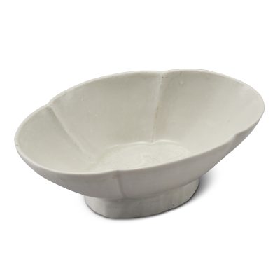 北宋白瓷官字款海棠杯