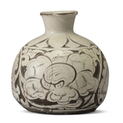 白釉剔花牡丹紋尊